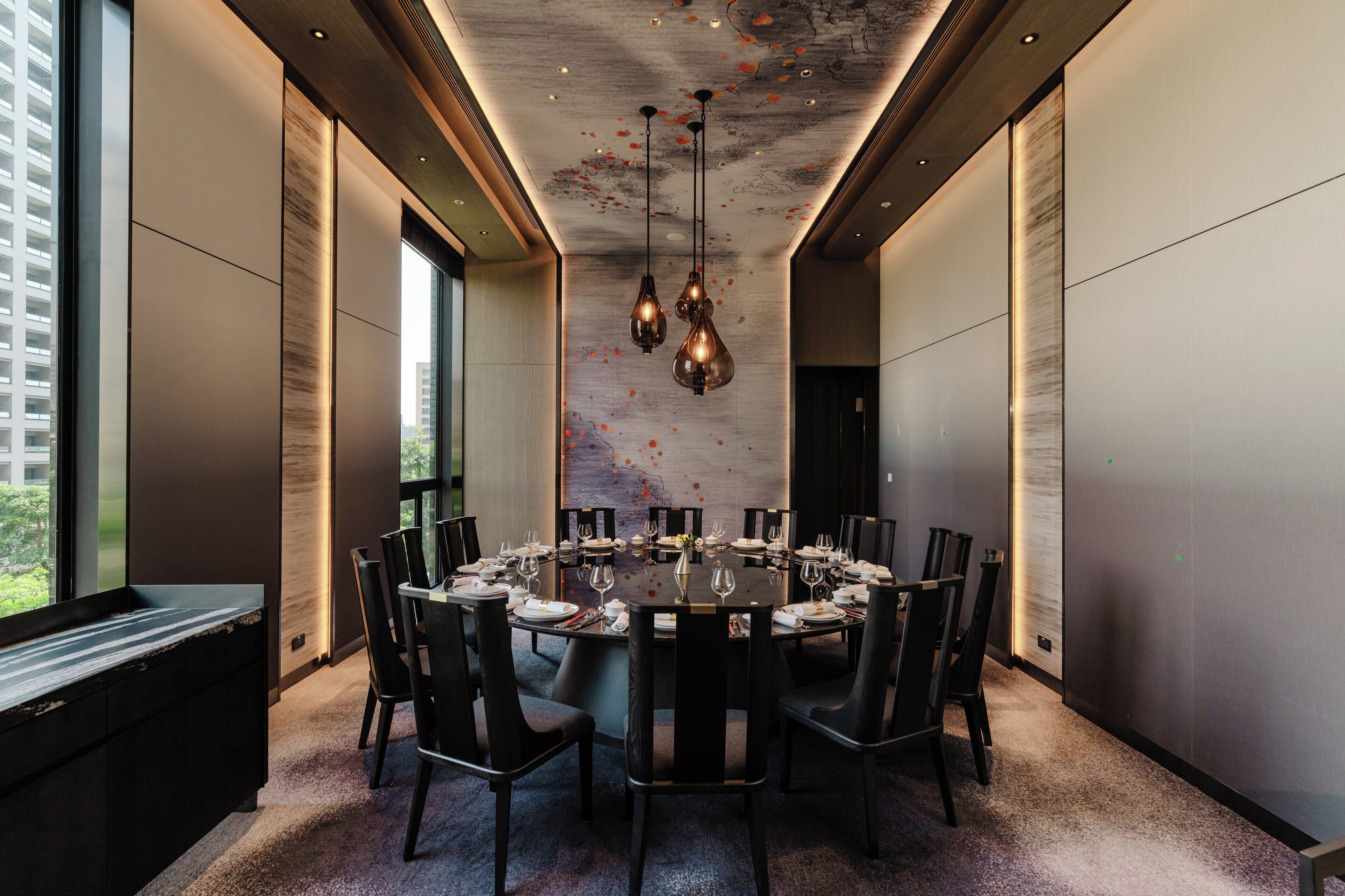 3 restaurants; breakfast, lunch, dinner, and brunch served