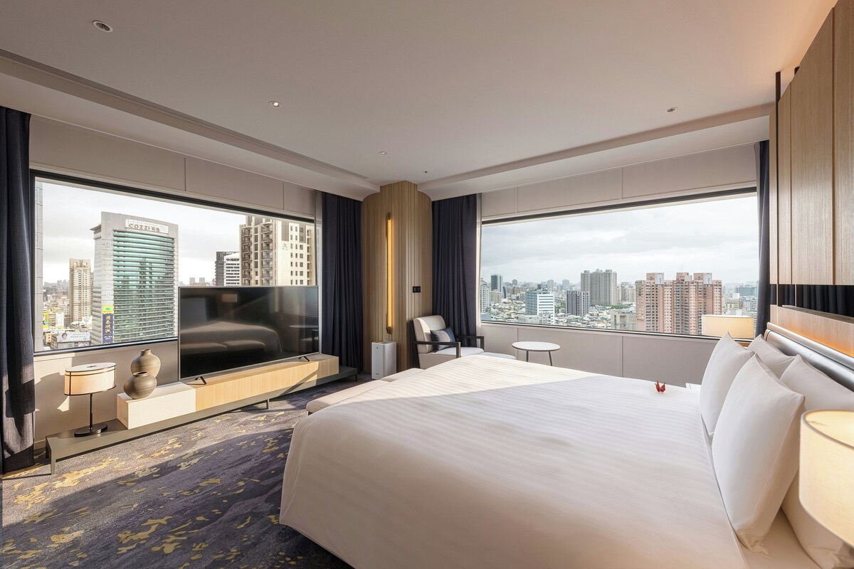Standard Suite, 1 King Bed, Corner-with Executive Lounge | Hypo-allergenic bedding, down duvets, minibar, in-room safe