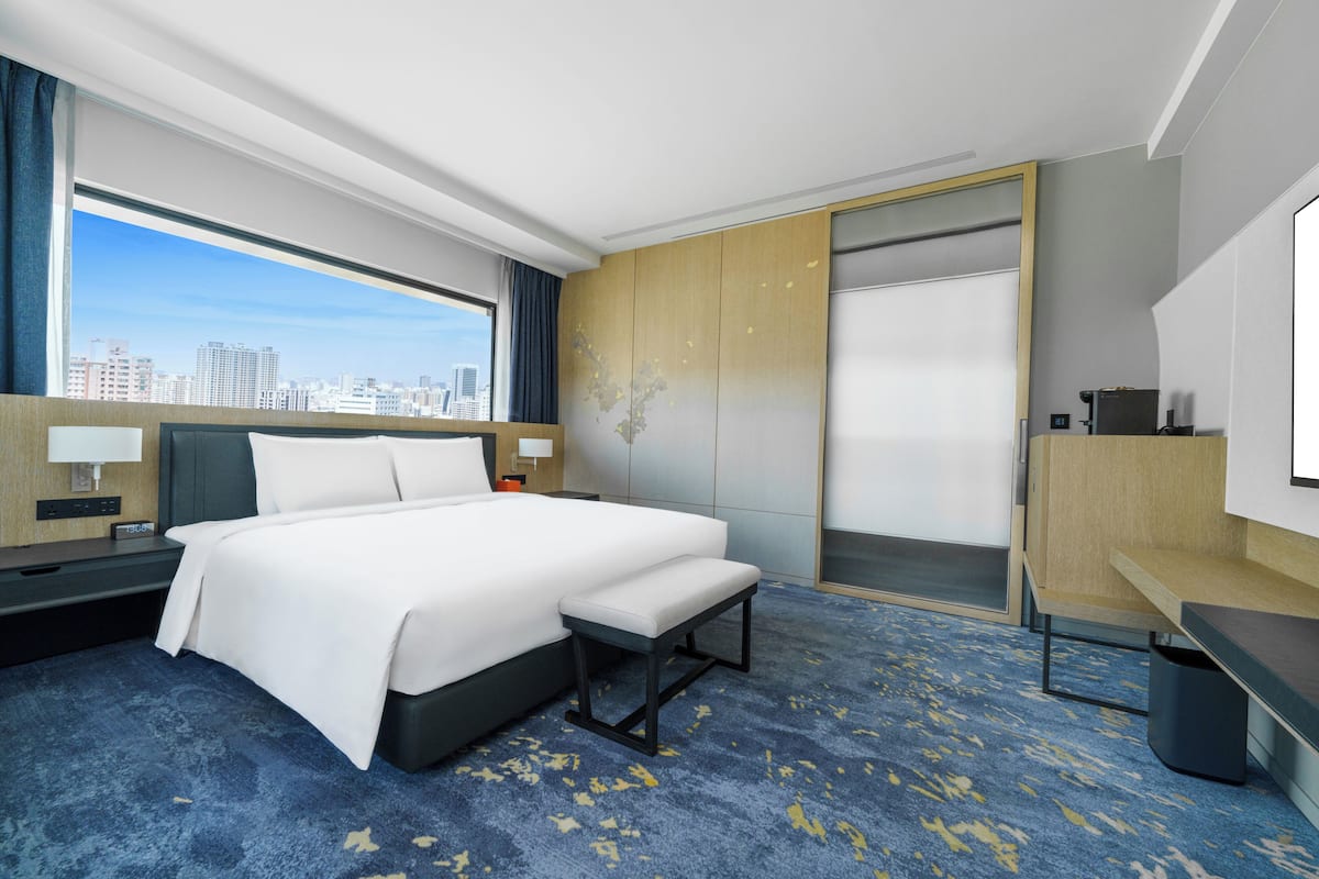 Deluxe Room, 1 King Bed, Corner | Hypo-allergenic bedding, down comforters, minibar, in-room safe