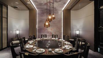 3 restaurants; breakfast, lunch, dinner, and brunch served