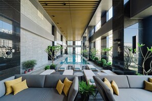 Piscine couverte, accès possible de 06 h 30 à 22 h 00, chaises longues