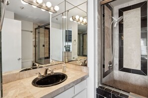 Een haardroger, handdoeken