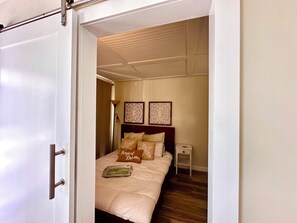 4 bedrooms, iron/ironing board, WiFi, bed sheets - Ocean views - Boatman’s Beach House! Steps to St. Augustine Beach. Sleeps 10.  (St. Augustine)