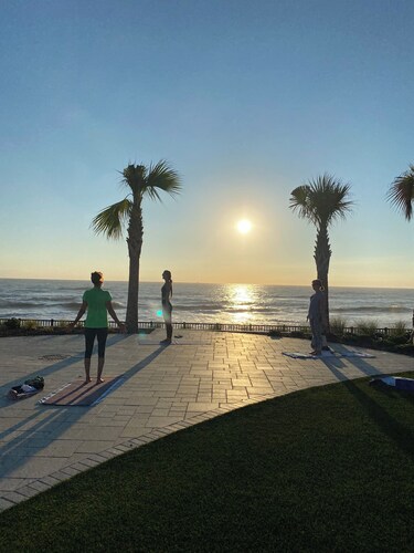 Ocean view - Boatman’s Beach House! Steps to St. Augustine Beach. Sleeps 7-9. 