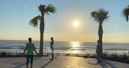 Ocean view - Boatman’s Beach House! Steps to St. Augustine Beach. Sleeps 7-9.