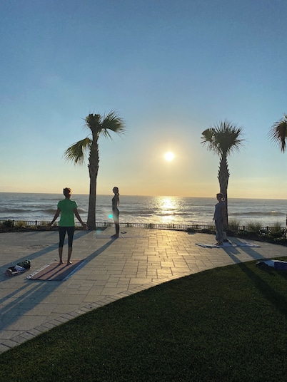 Ocean view - Boatman’s Beach House! Steps to St. Augustine Beach. Sleeps 7-9. 