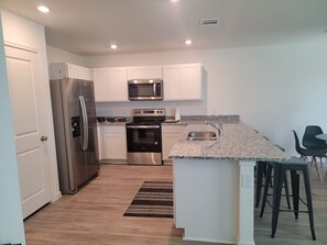 Frigorífico, microondas, horno y placa de cocina