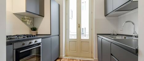 Réfrigérateur, un four, surface de cuisson, lave-vaisselle