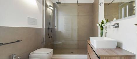 Dusche, Haartrockner, Bidet, Handtücher