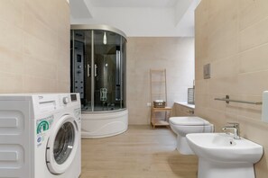 Dusche, Haartrockner, Bidet
