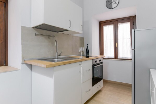 Fridge, oven, stovetop, coffee/tea maker