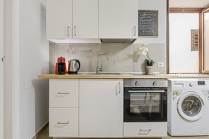 Kühlschrank, Ofen, Herdplatte, Wasserkocher mit Kaffee-/Teezubehör