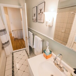 Dusj, hårføner, håndklær og såpe