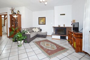 TV, fireplace, books, stereo - Dalia, Colico, Italy (Colico)