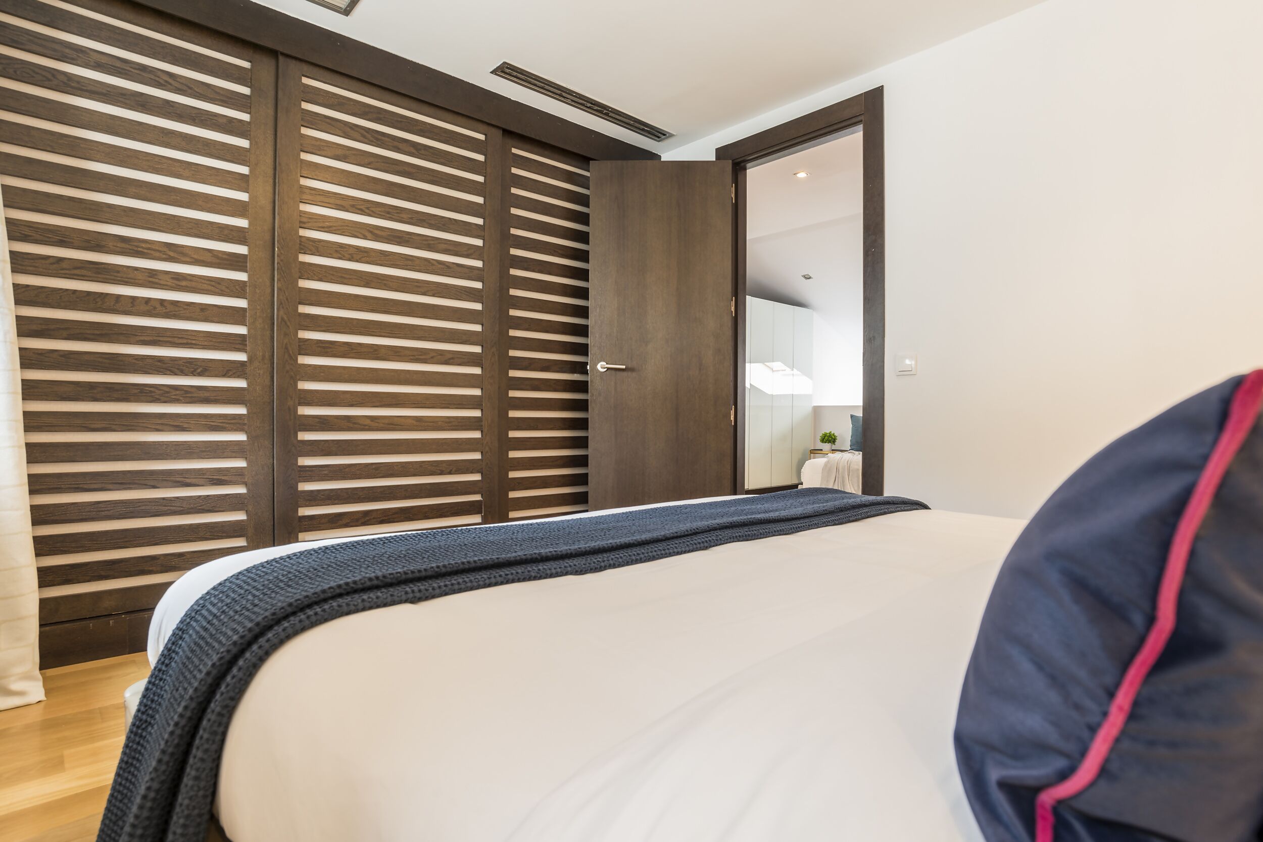 1 habitación, escritorio, tabla de planchar con plancha y cuna de viaje 