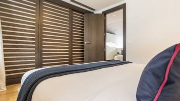 1 habitación, escritorio, tabla de planchar con plancha y cuna de viaje