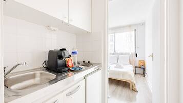 Micro-ondes, plaque de cuisson, cafetière/bouilloire, grille-pain