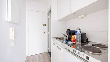 Micro-ondes, plaque de cuisson, cafetière/bouilloire, grille-pain