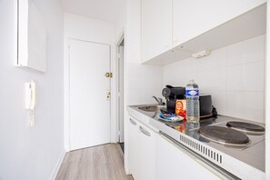 電子レンジ、コンロ、コーヒー / ティーメーカー、トースター