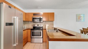 ثلاجة، ميكروويف، فرن، موقد طهي مسطح