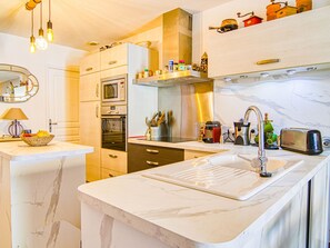 Kühlschrank, Geschirrspüler, Toaster, Kochgeschirr/Geschirr/Besteck
