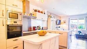 Fridge, dishwasher, toaster, cookware/dishes/utensils - Villa Les Genêts by Interhome (Montauroux)