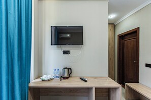 Rom – standard, byutsikt | 2 soverom, individuelt dekorert, individuelt innredet og skrivebord