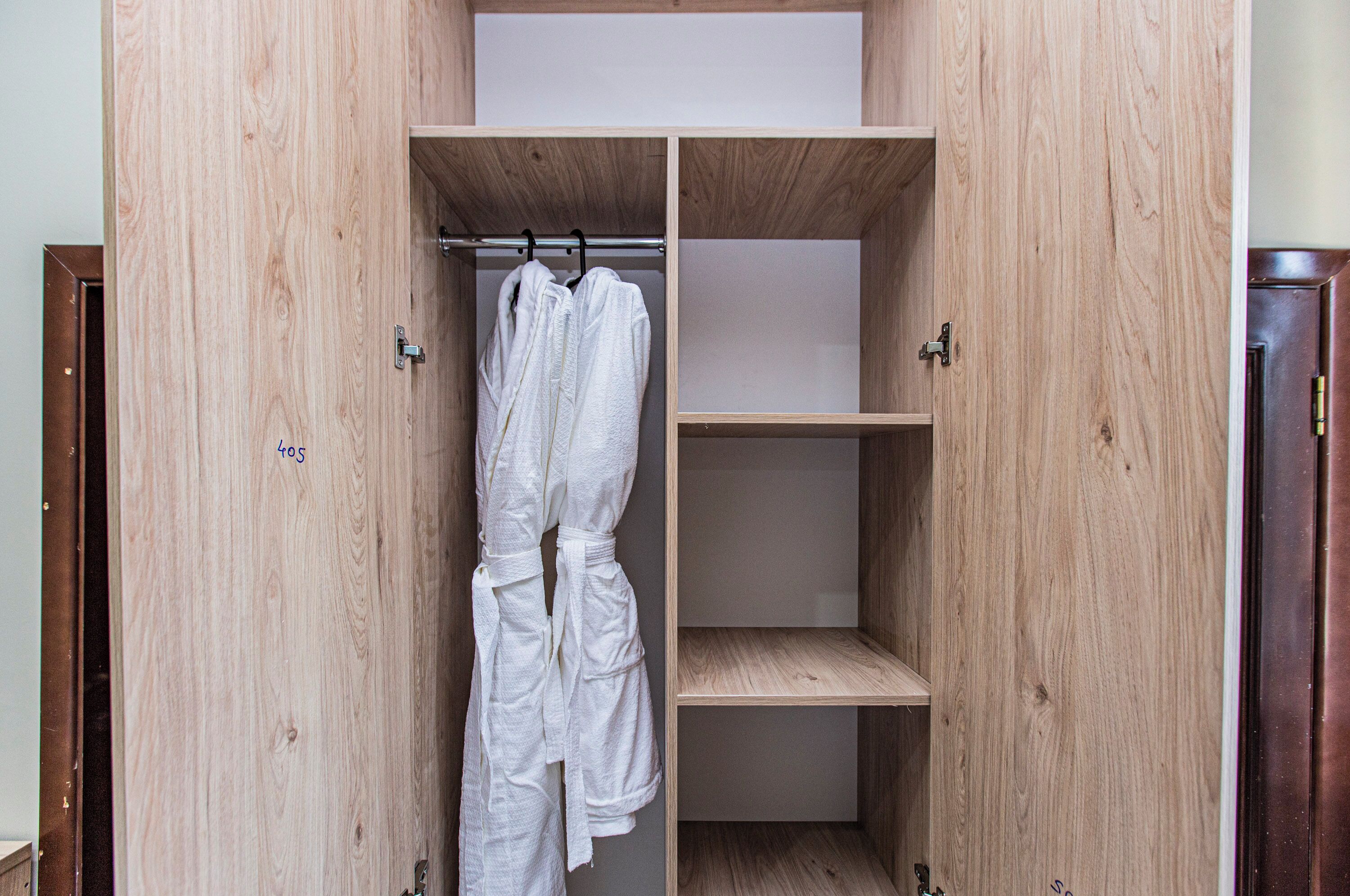 2 室のベッドルーム、客室ごとに異なる装飾、客室ごとに異なるインテリア 、デスク