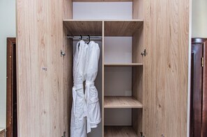 2 Schlafzimmer, individuell dekoriert, individuell eingerichtet