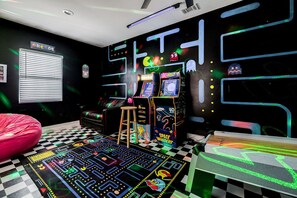Games room - Totally 80"s Hideaway (Savannah)