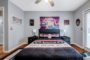 2 habitaciones, escritorio y tabla de planchar con plancha 