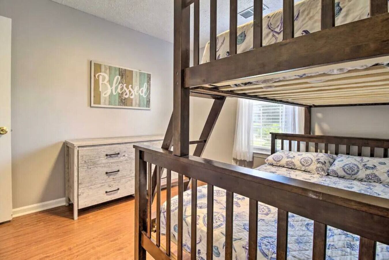 3 bedrooms, desk, iron/ironing board, travel crib