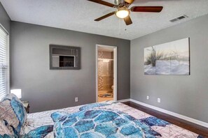 3 bedrooms, desk, iron/ironing board, free WiFi