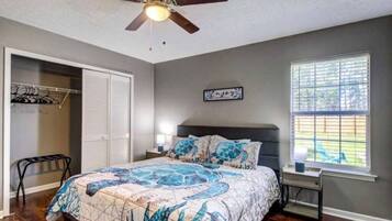 Escritorio, tabla de planchar con plancha, wifi gratis y ropa de cama