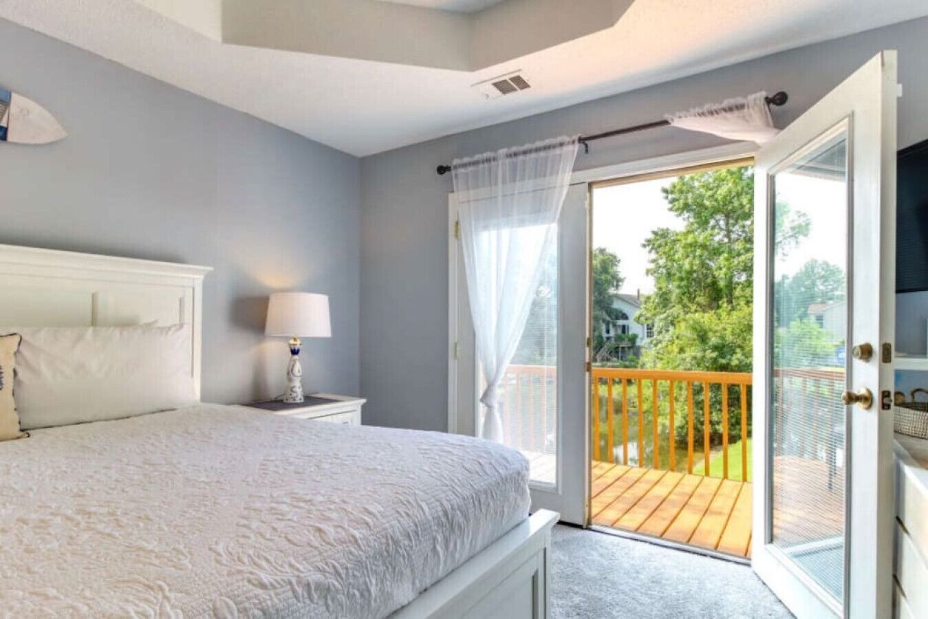 Iron/ironing board, travel crib, free WiFi, bed sheets