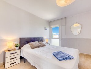 2 slaapkamers, een bureau, internet