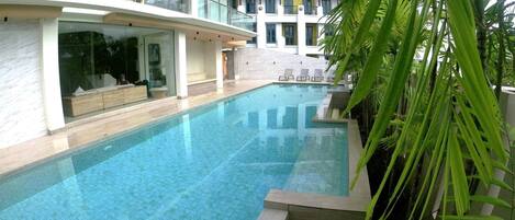 Una piscina al aire libre