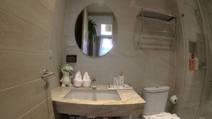 Apartment, 1 Bedroom, Accessible, Balcony | Bathroom