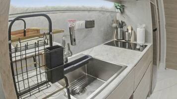 Condo, 1 Bedroom, Accessible, Balcony | Dapur peribadi | Alat memasak/pinggan mangkuk/perkakas dapur