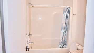 Hårføner, håndklær, såpe og sjampo