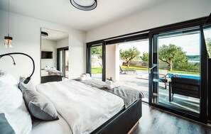 5 quartos, cofres nos quartos, Wi-Fi de cortesia, roupa de cama