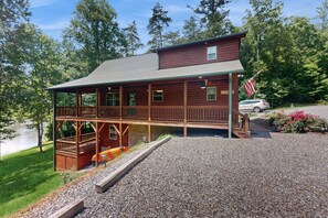 Exterior - Relax by the river in Murphy: Spacious decks, stunning views, and endless advent (Murphy)