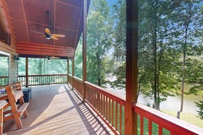Terrace/patio - Relax by the river in Murphy: Spacious decks, stunning views, and endless advent (Murphy)