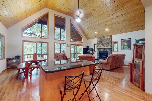 Interior - Relax by the river in Murphy: Spacious decks, stunning views, and endless advent (Murphy)