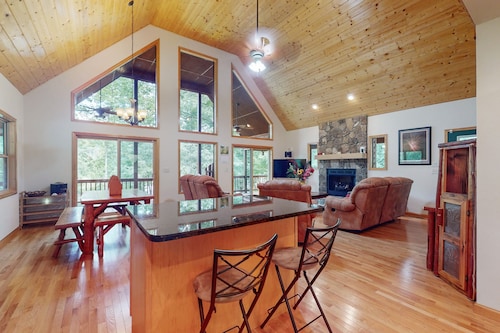 Relax by the river in Murphy: Spacious decks, stunning views, and endless advent