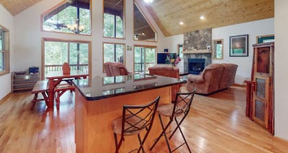 Relax by the river in Murphy: Spacious decks, stunning views, and endless advent