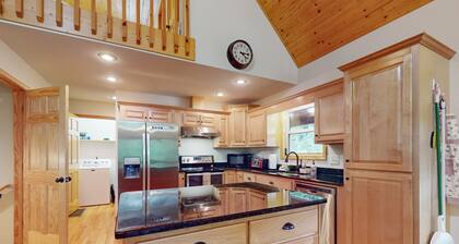 Relax by the river in Murphy: Spacious decks, stunning views, and endless advent