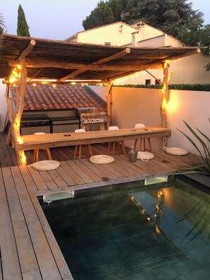 Outdoor dining - Quiet, quality family home with swimming pool (Lattes)