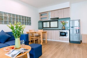 Appartement Deluxe | Cuisine privée | Batterie de cuisine, vaisselle et ustensiles