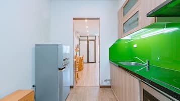 Superior Apartment | Private kitchen | Cookware/dishes/utensils